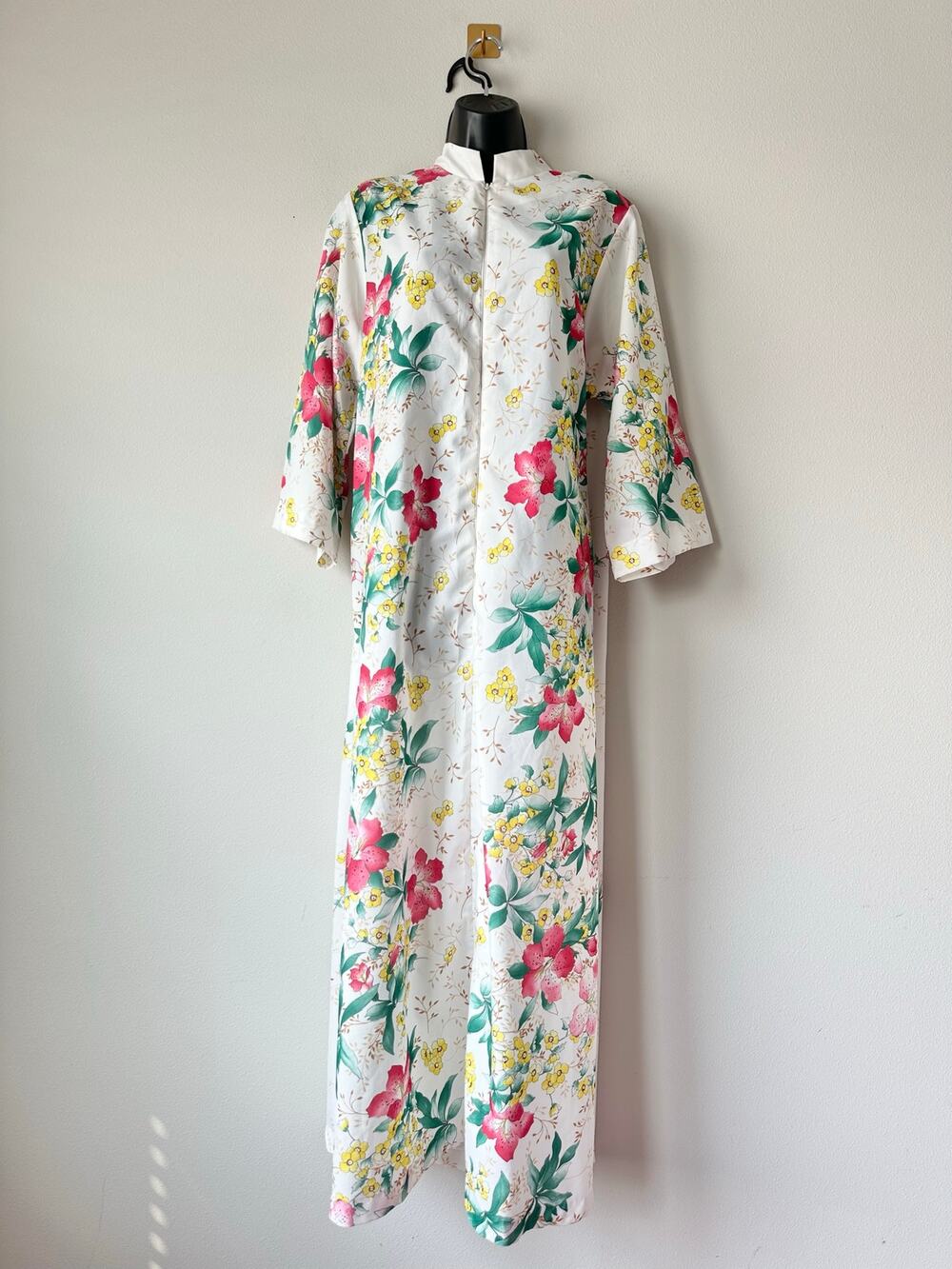 Vintage 1970s Evelyn Pearson Floral Hostess Gown Pink Lily Print Maxi Size L